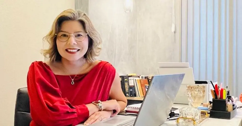Rubênia Lauriza em escritório, em foto publicada pelo J1 News Brasil
